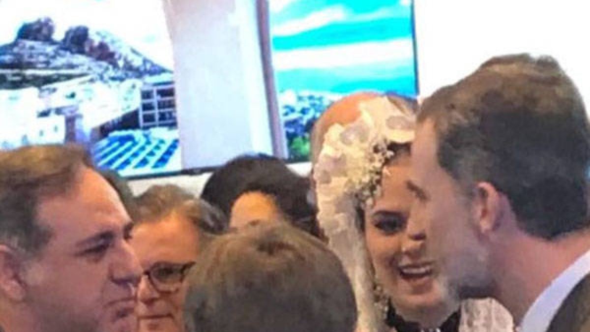 Les Fogueres invitan a los Reyes a visitar las Fiestas en la apertura de Fitur
