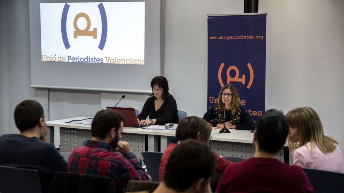 La presidenta de La Unió Noa de la Torre junto a la secretaria Cristina Chirivella