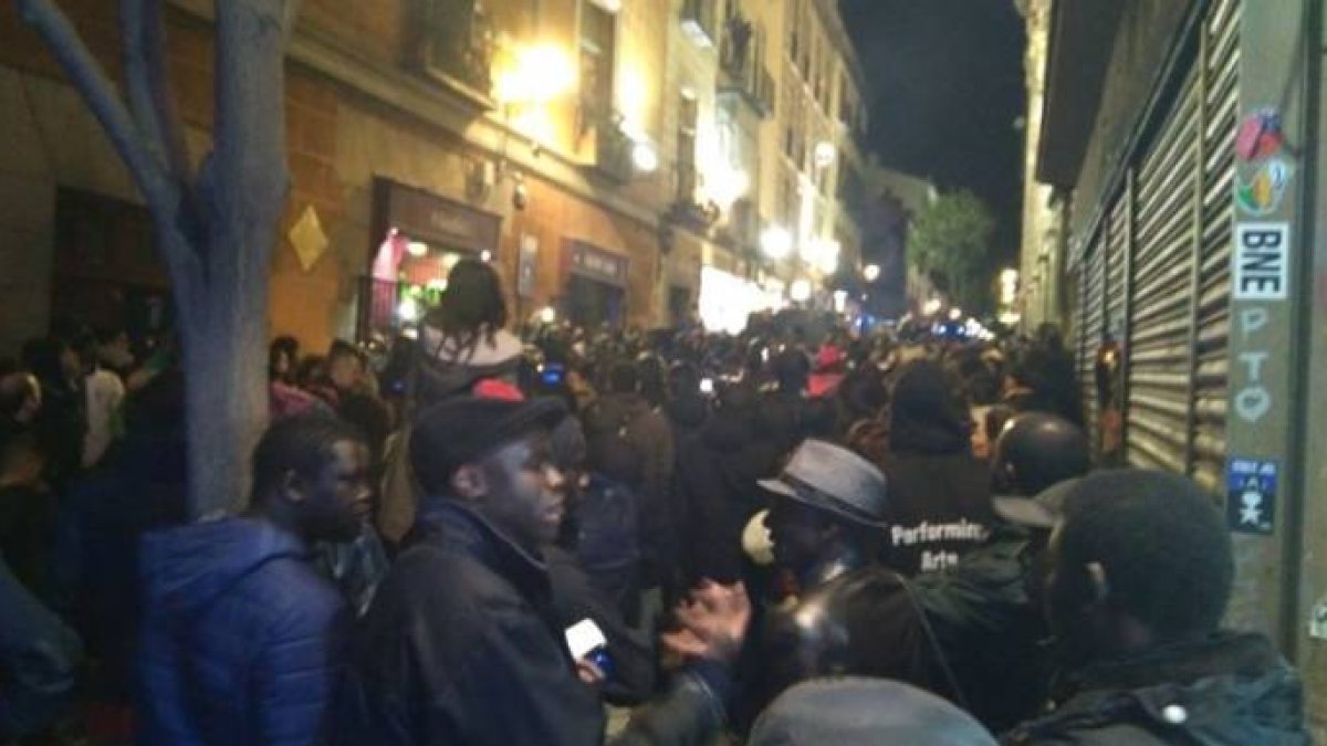 La batalla campal de Lavapiés por la muerte de un mantero acaba con 6 detenidos