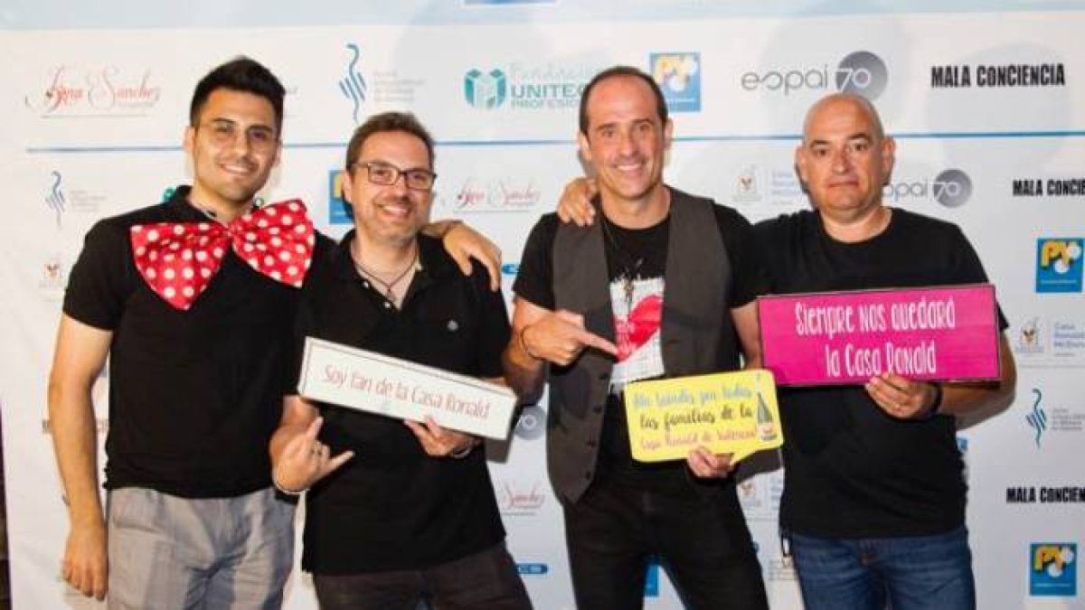 Los periodistas valencianos con la Casa de Ronald McDonald en una gala solidaria