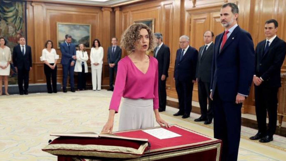 Batet, prometiendo su cargo ante el Rey.