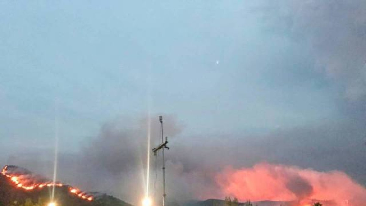 El pavoroso incendio de Llutxent obliga a desalojar 2.500 personas