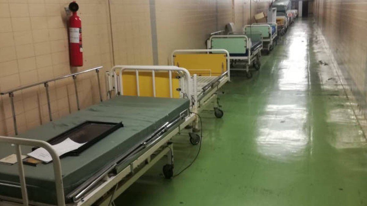 De hospital a vertedero: camas y sillas en el sótano del Clínico de Valencia