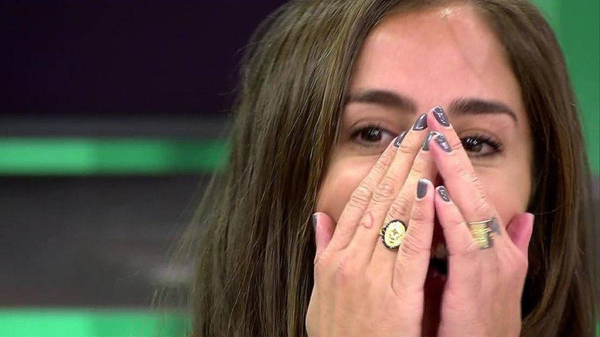 Anabel Pantoja tuvo un problema con el tren y llegó sin maquillar.