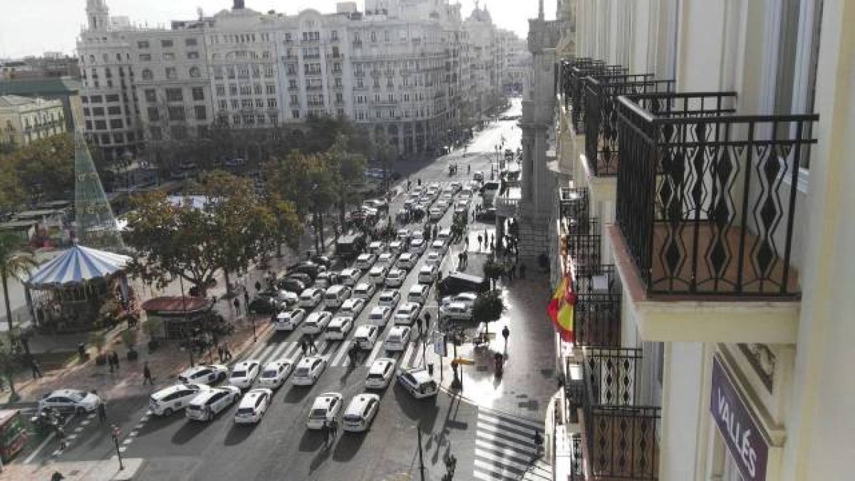 Los taxis aprietan ahora al Consell