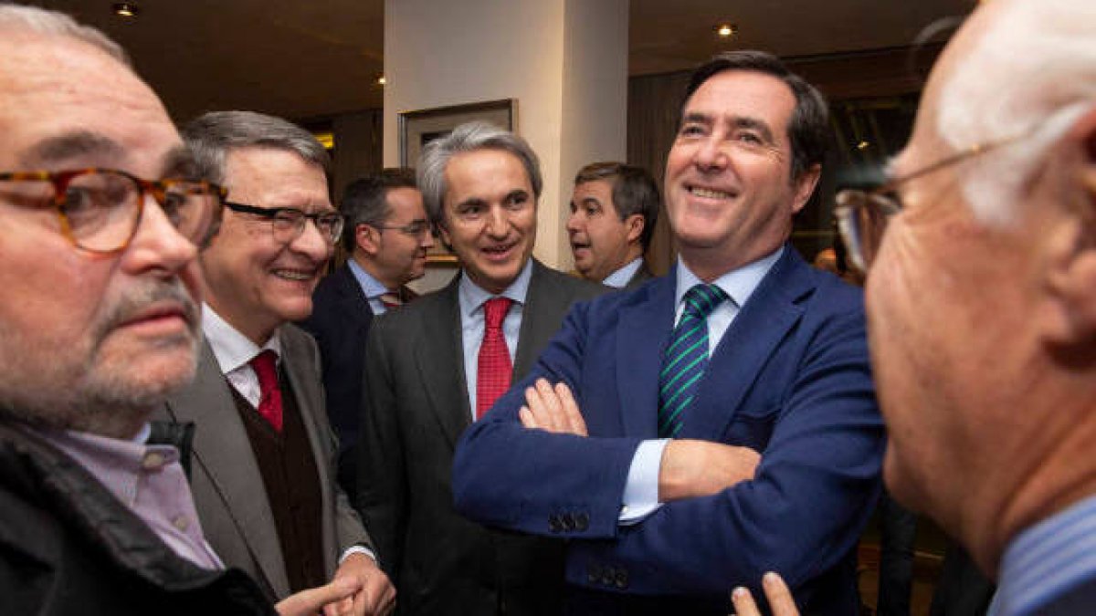 La CEOE halaga a los empresarios valencianos y critica al Gobierno Sánchez