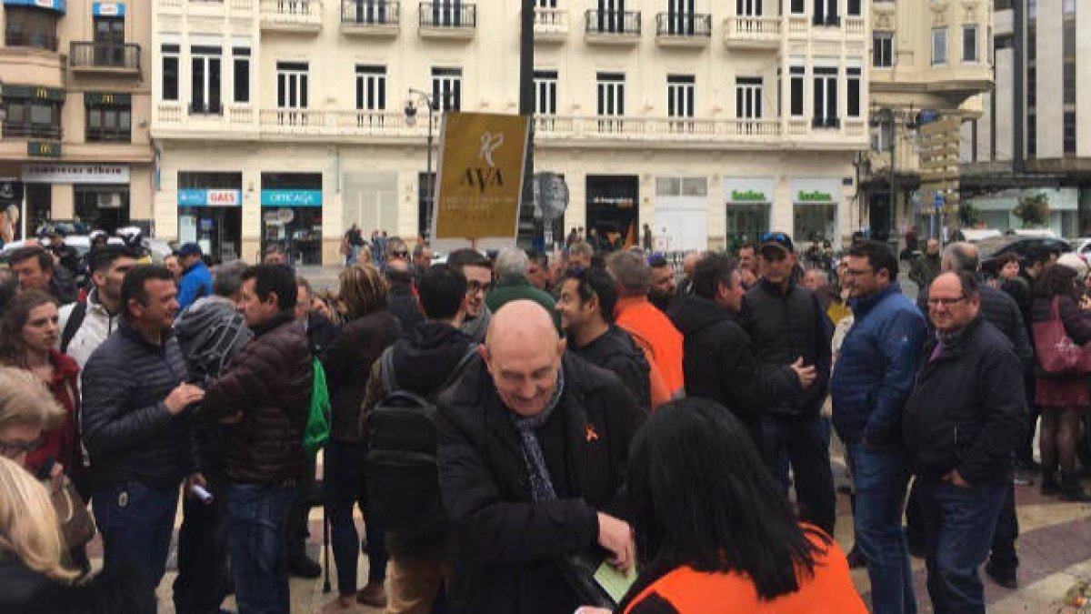 Los agricultores reparten 4.000 kilos de naranjas gratis en Valencia
