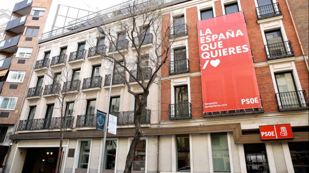 El PSOE burla el control de sus 300 millones gastados en asesorías y encuestas