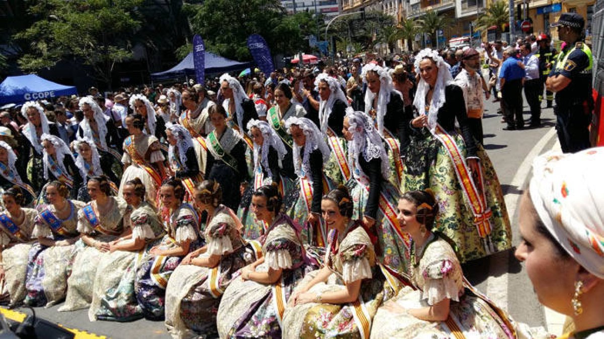 Las representantes de las fiestas de Alicante, Valencia y Castellón se dan cita en la mascletà.