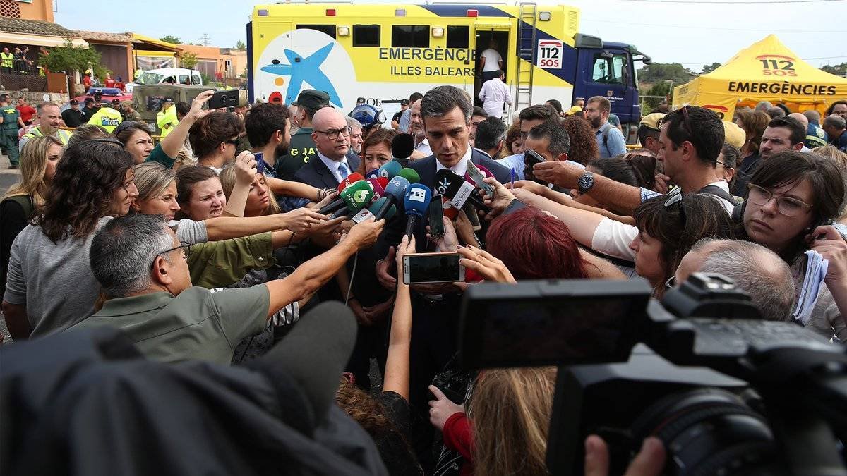 Sánchez hablando para la prensa.
