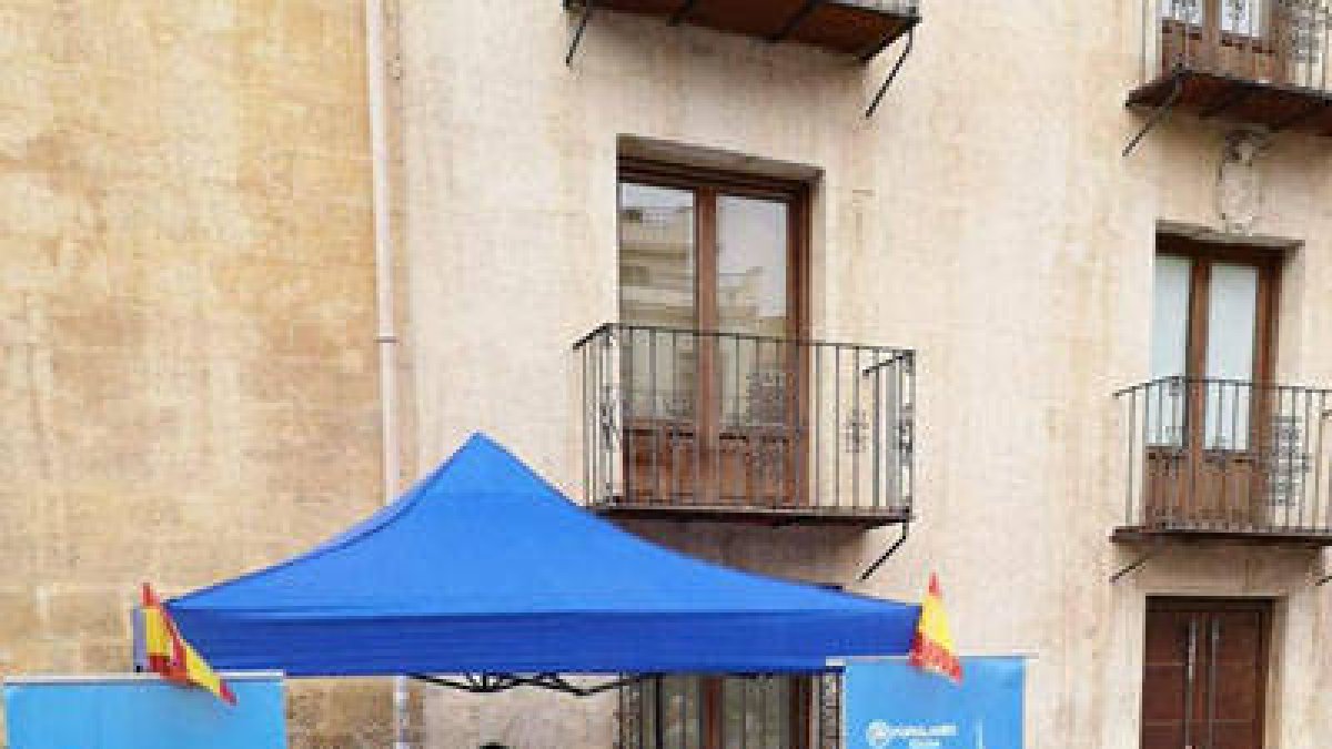 A Pablo Ruz se le agotan las banderas de España en Elche y pide más