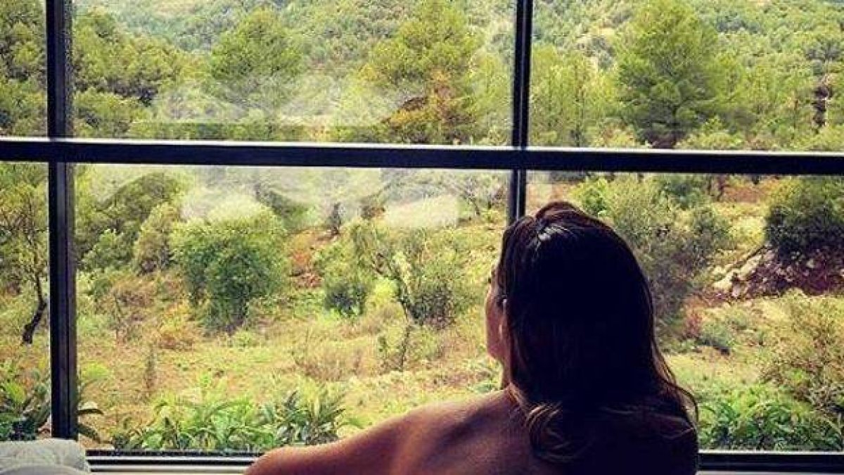 Impacto en la red con el desnudo del famoso futbolista y la ex de Telecinco