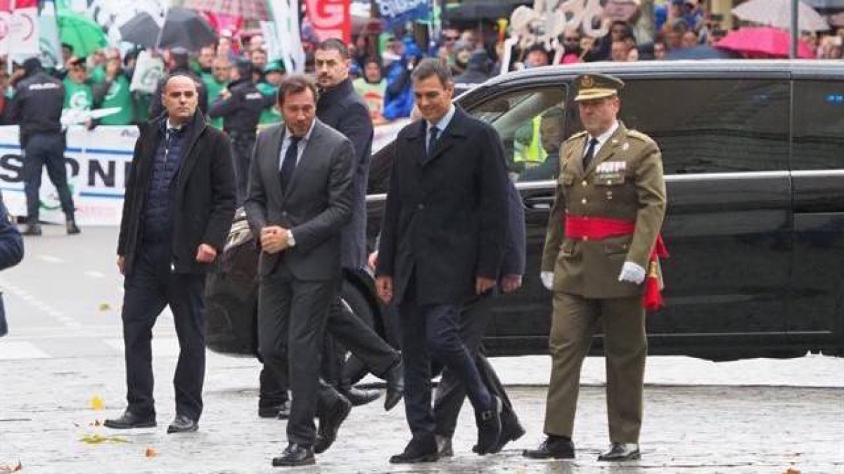Sánchez en Valladolid acompañado por el alcalde de la ciudad.