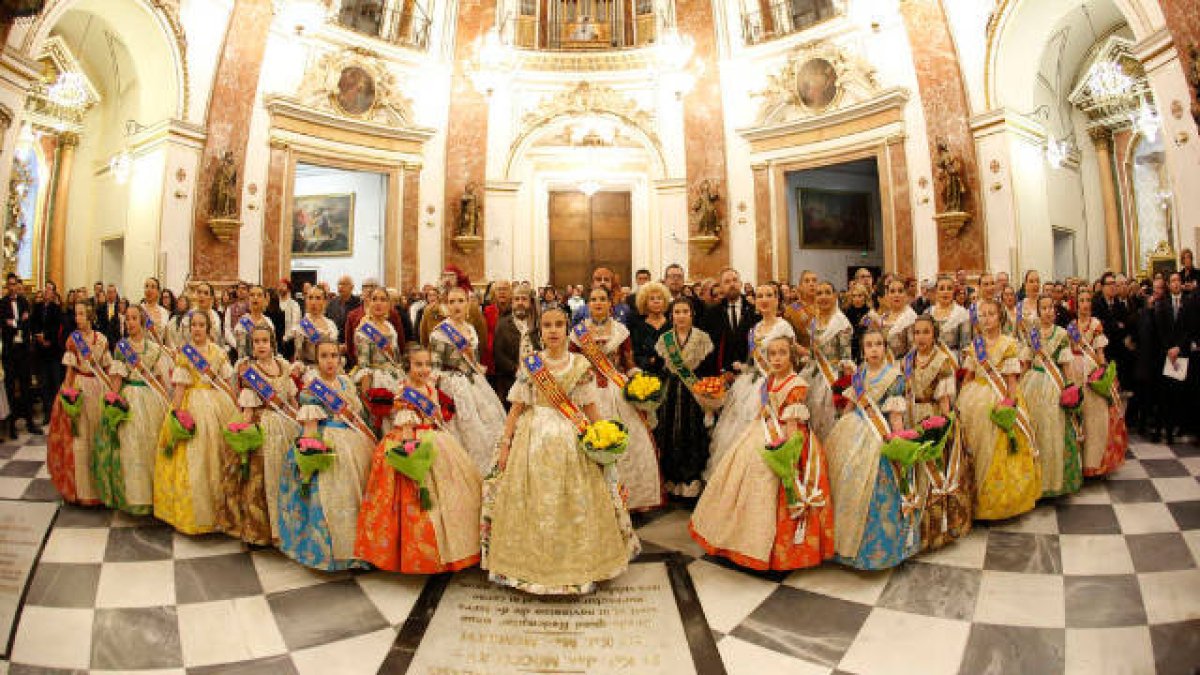 Las Falleras Mayores y sus Cortes de Honor n la Basílica de la Virgen de los Desamparados. FOTO: Alberto Saiz
