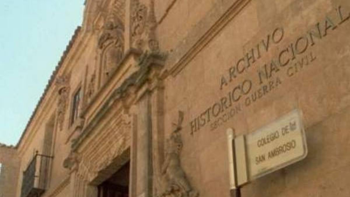 Casado, Rivera y Abascal unen fuerzas contra el expolio del Archivo de Salamanca