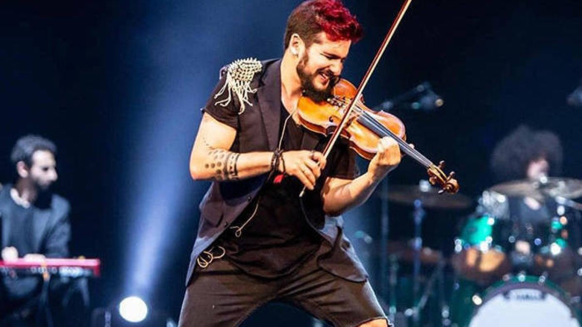 ¿Qué hacen un alocado pintor, 5 músicos y un violinista de Malikian con AC/DC?