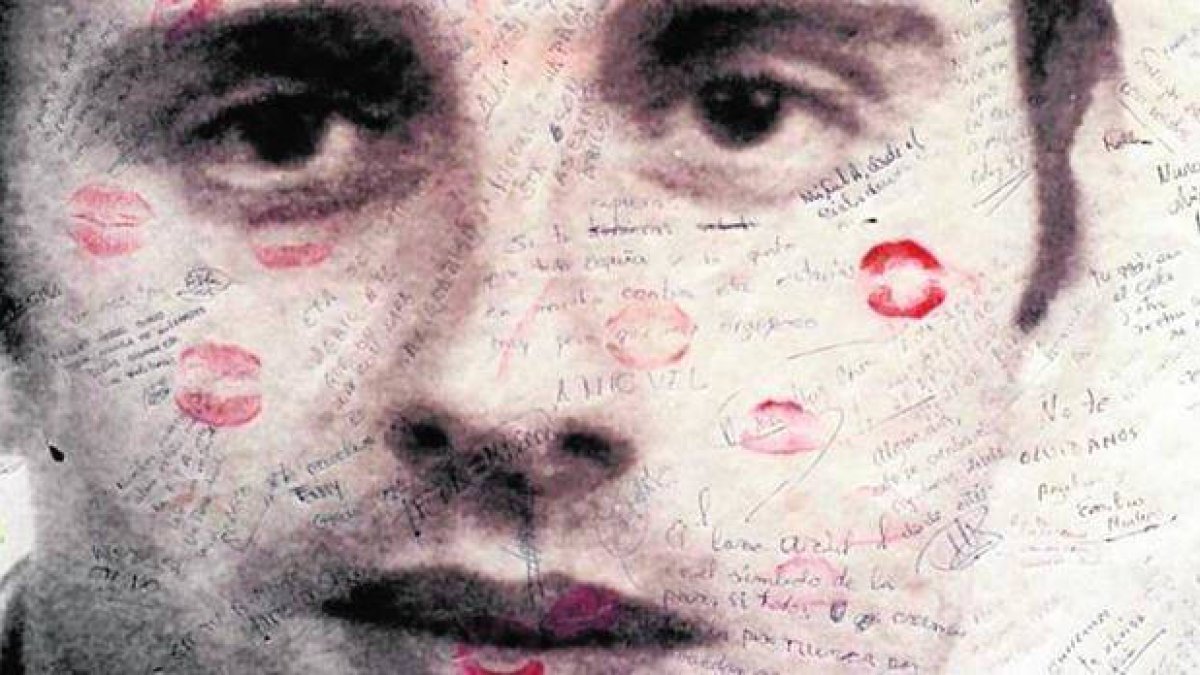 La icónica imagen de Miguel Ángel Blanco, entre huellas de besos y palabras de recuerdo