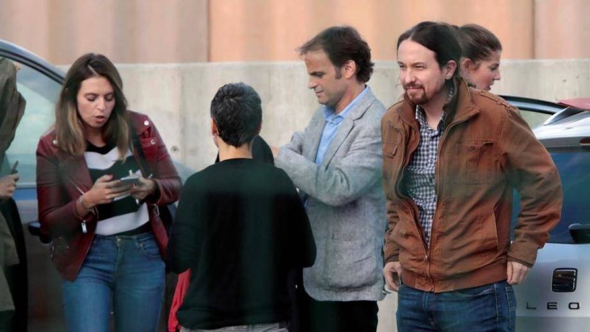 Pablo Iglesias, junto a Lucía Martín (de espaldas) y Jaume Asens, en la prisión de Lladoners.