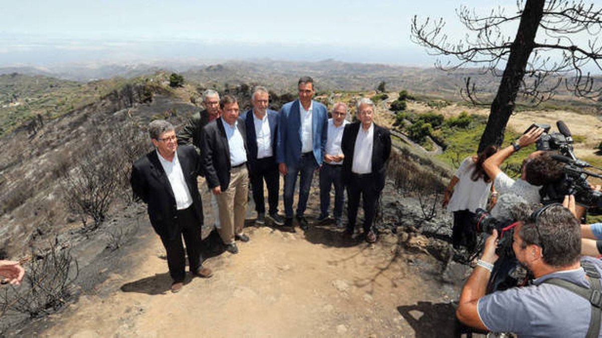 Así pasea Sánchez su sonrisa entre las cenizas del incendio en Gran Canaria