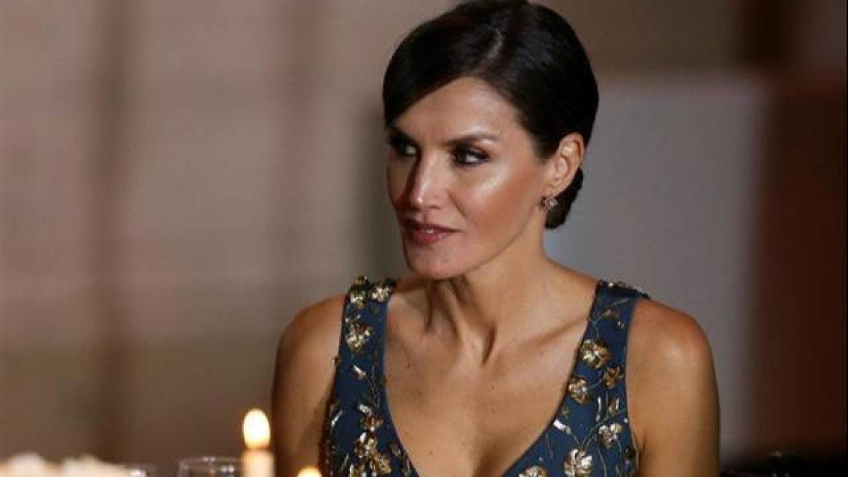 La Reina Letizia estrenó un vestido de Carolina Herrera en la cena de gala con el presidente argentino.