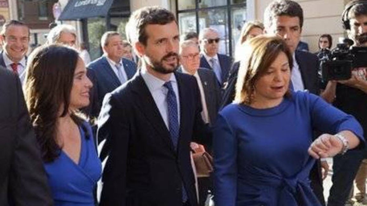Casado se somete al veredicto popular en la fiesta de la Comunitat Valenciana