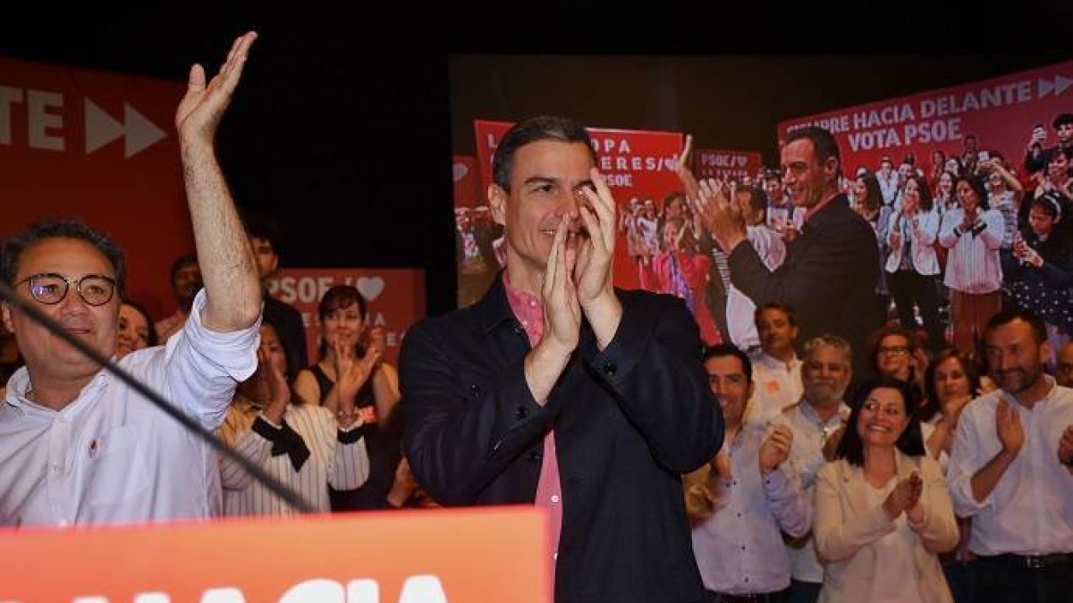 Pedro Sánchez compara en Alicante a las tres derechas con un tablero de parchís