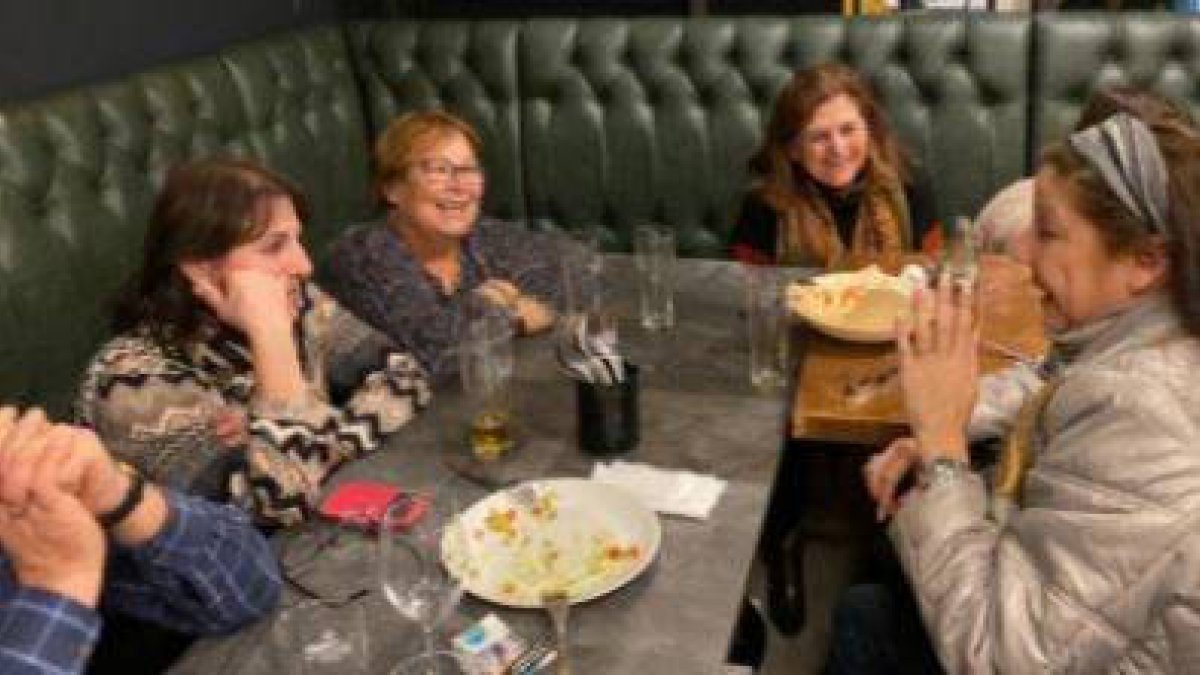 Eva Santamaria con un grupo de amiga entre ellas Antonia “la comegatas”.
