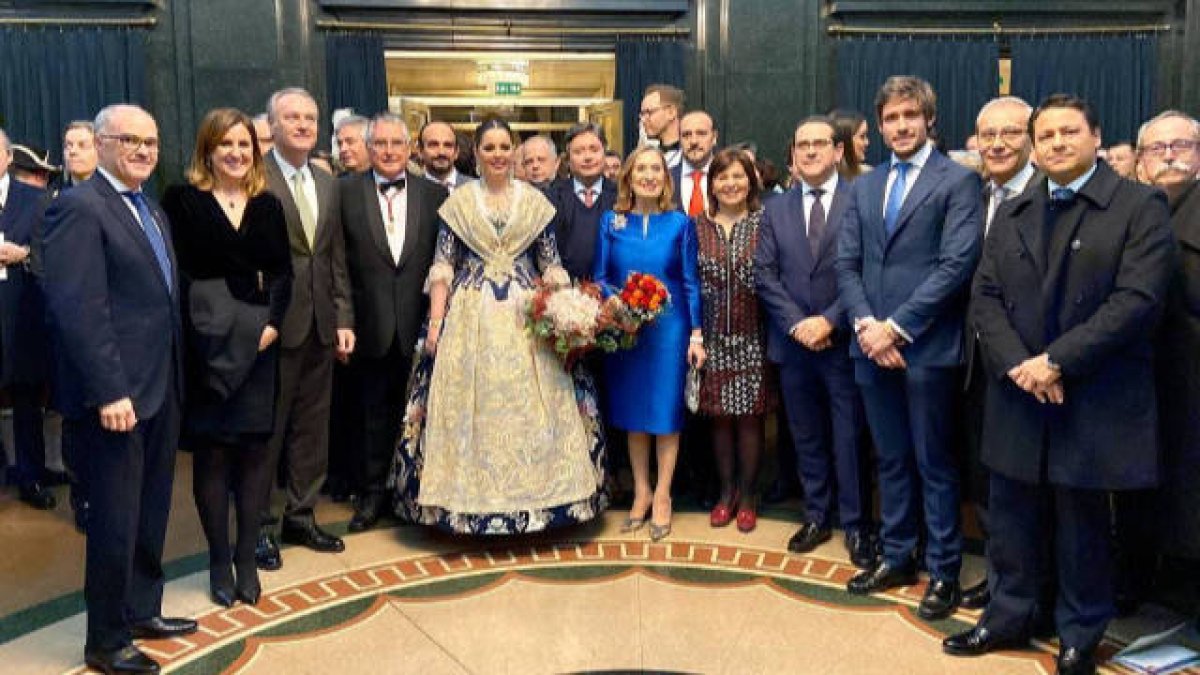 Maria Chaqués con cargos del PP, entre ellos el senador de Rosa y la portavoz en el Ayuntamiento, María José Catalá