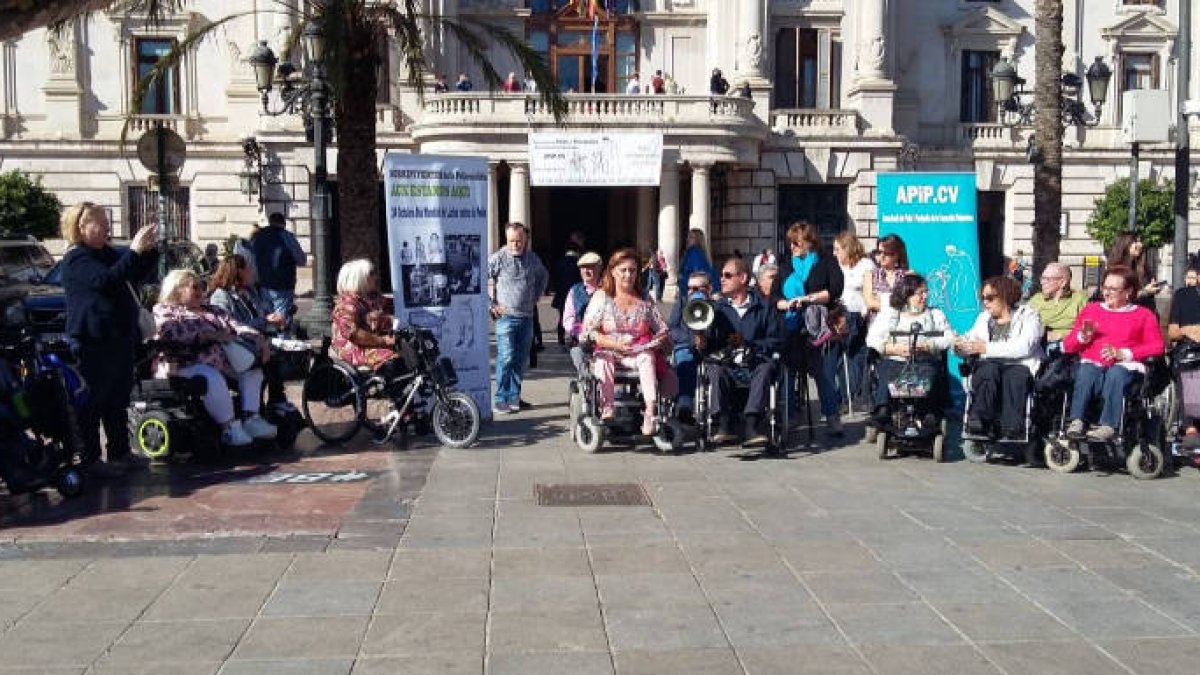 Supervivientes de la polio ante el ayuntamiento de Valencia: Aún estamos aquí