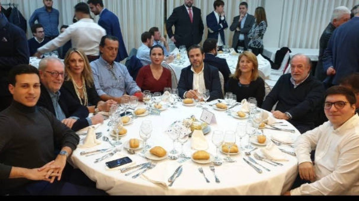 Anécdotas de la cena del PP: de los homenajes a los precandidatos ejerciendo