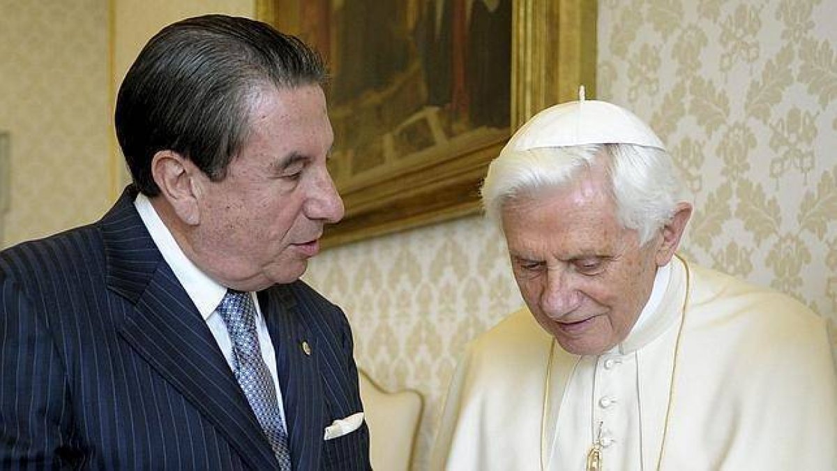 Francisco Vázquez junto a Benedicto XVI.