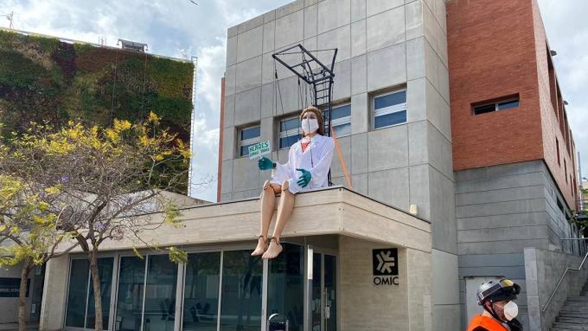 Una marioneta gigante de Carros de Foc homenajea a los sanitarios en San Vicente