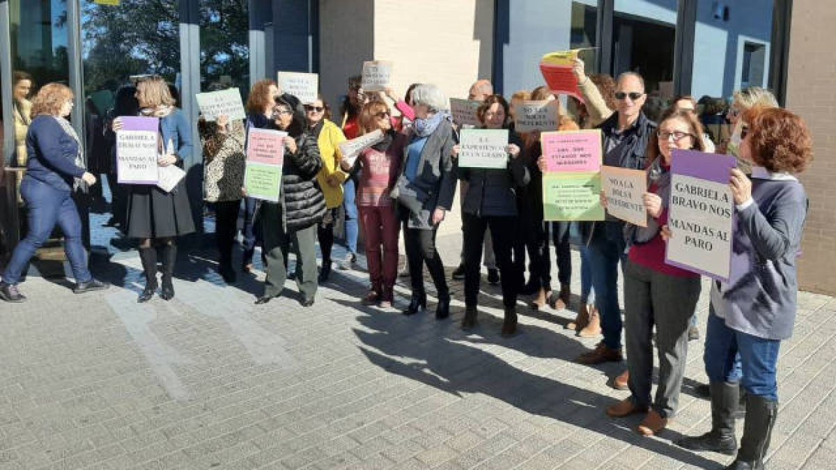 Concentrados en Benidorm contra la política de la consellera Bravo.