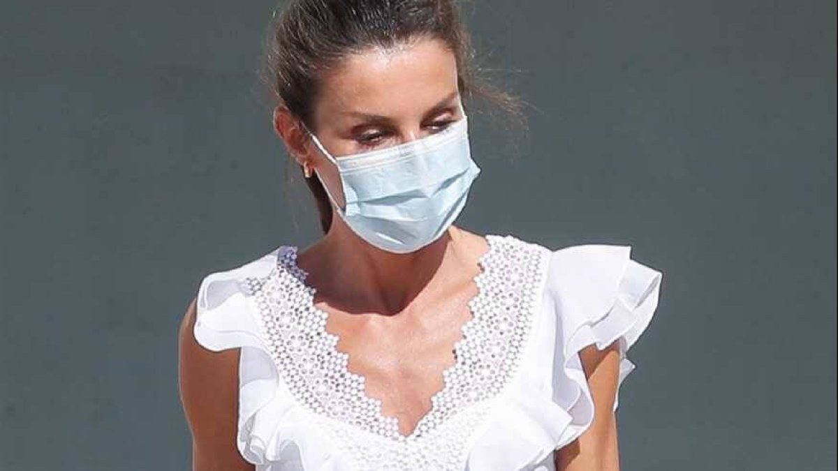 Doña Letizia deslumbró de blanco en Ibiza.
