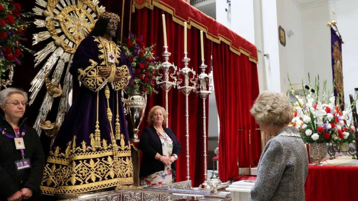 Este año la Reina Sofía no se acercó al Cristo de Medinaceli como hacía todos los años anteriores.