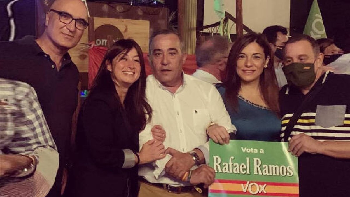 La secretaria, Esther Mendiola, junto a un grupo de afiliados de Vox. Detrás de la chica que lleva el cartel se puede ver al candidato, Rafael Ramos