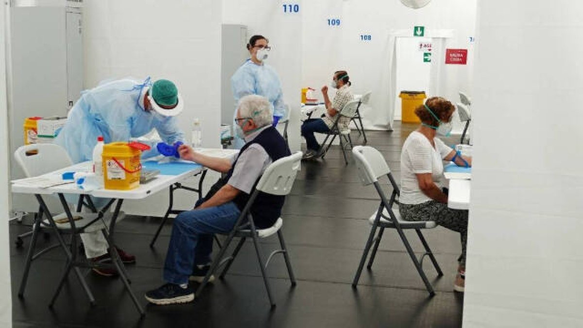 El calor provoca mareos y desmayos en los hospitales de campaña