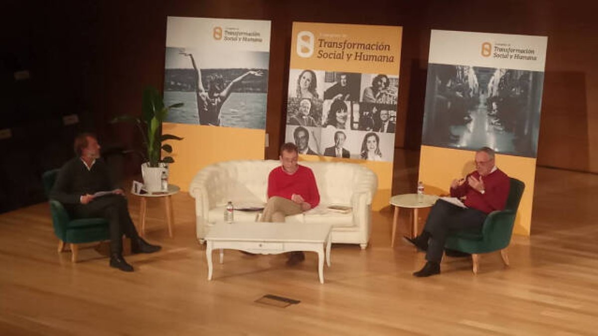 El presentador de esta ponencia, Gines Llorca, junto al escritor Fernando Sánchez Dragó y el periodista Manuel Cerdán / FOTO: O. Avellán