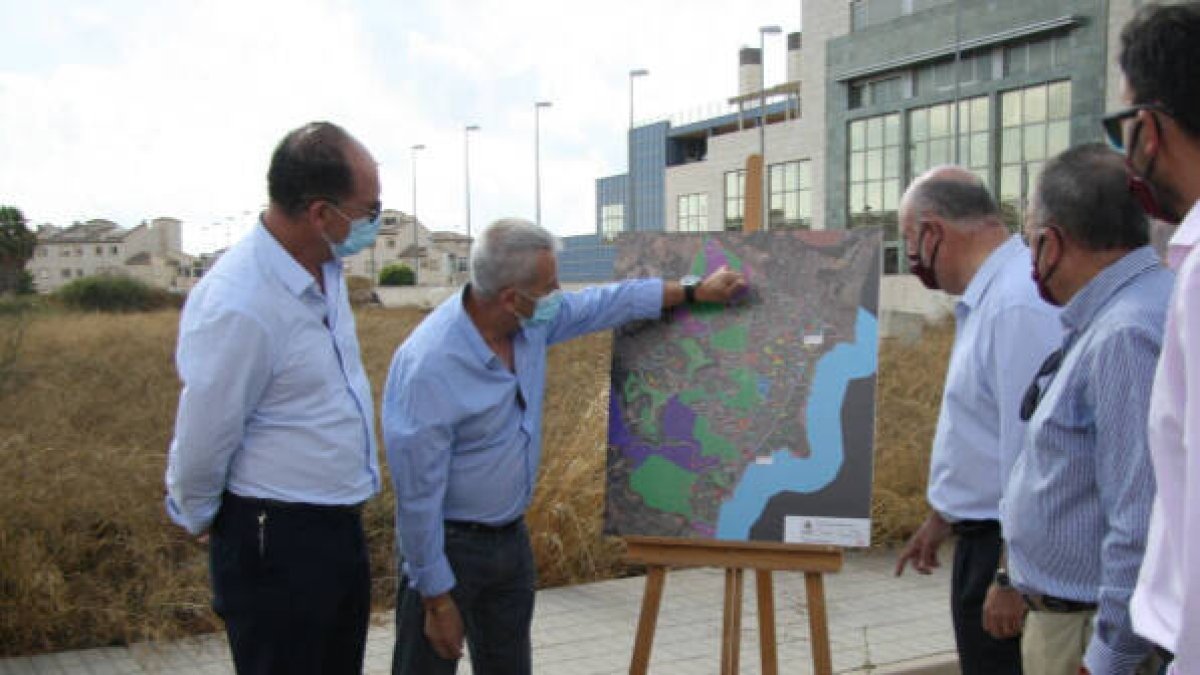 Ribera Salud visita los terrenos del nuevo Centro de Salud Orihuela Costa