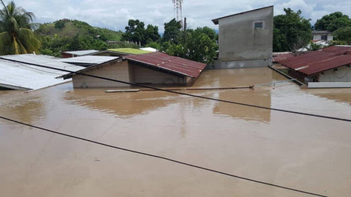 Casas inundadas en la zona de Sula.