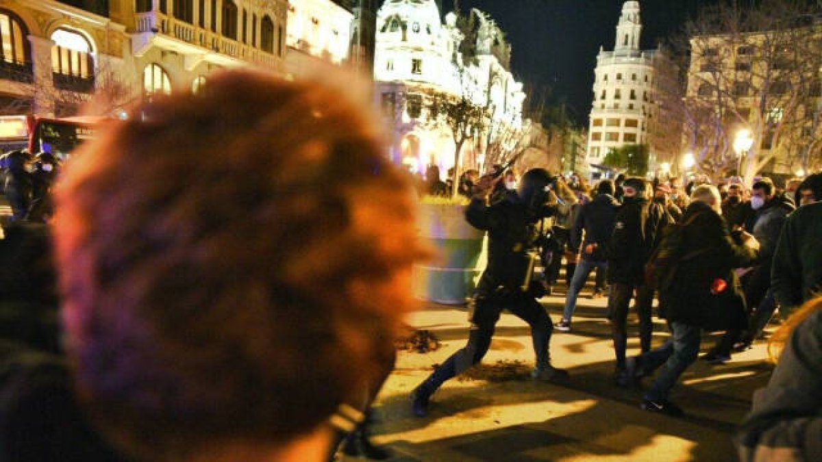 Quema de contenedores y altercados en la marcha de apoyo al condenado Hasel