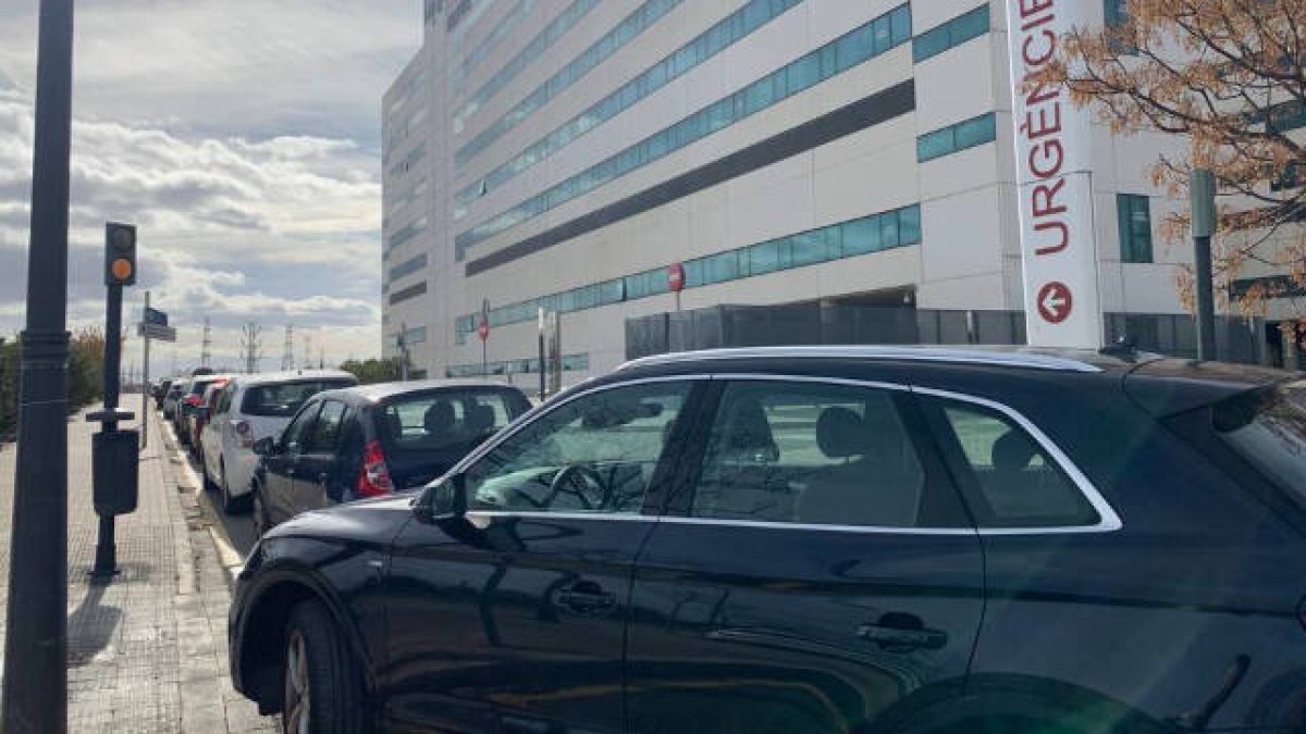 Enorme cola para hacerse la PCR en La Fe