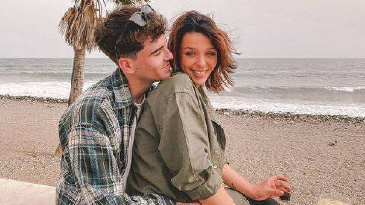 Zayra Gutiérrez junto a su novio.