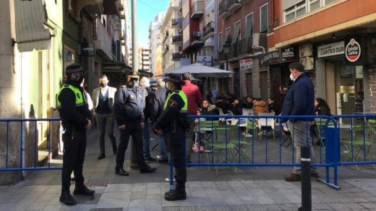 La Policía Local controla los accesos a la calle Castaños