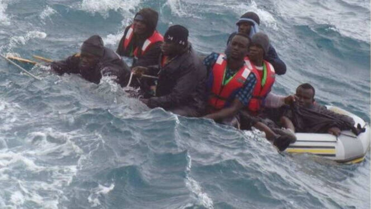 Imagen del rescate de varias personas mientras la patera en la que navegaban se hunde en el Estrecho de Gibraltar.
