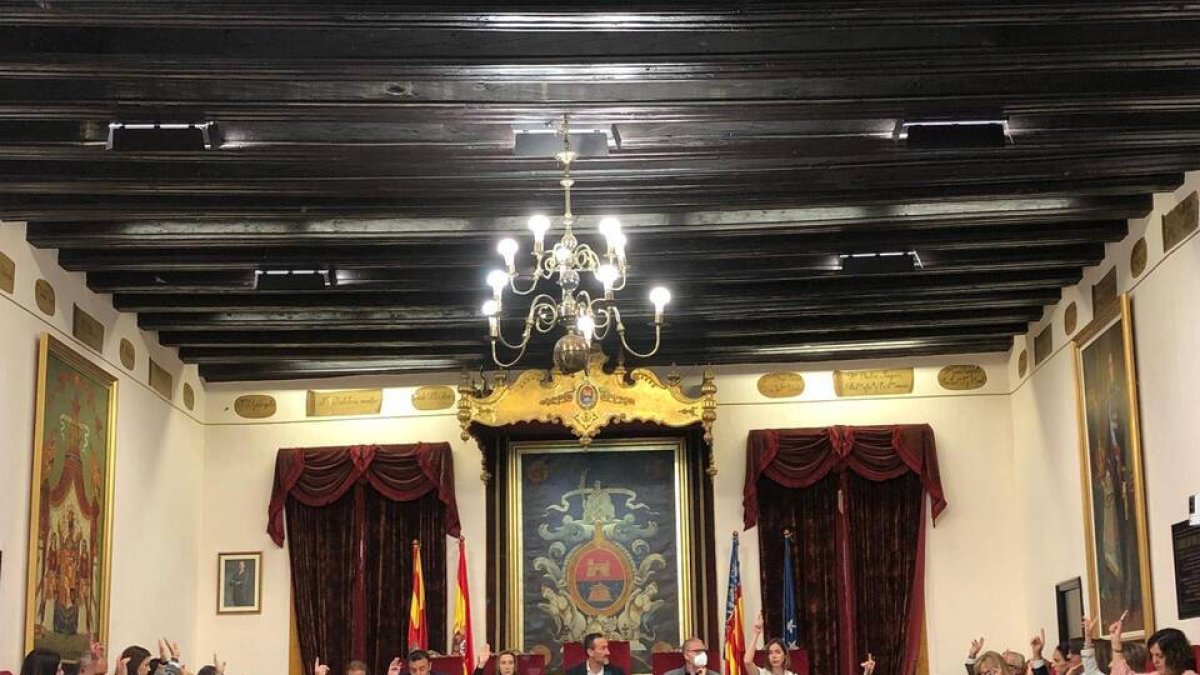 Elche acuerda iniciar la estabilización de 443 interinos de plantilla municipal