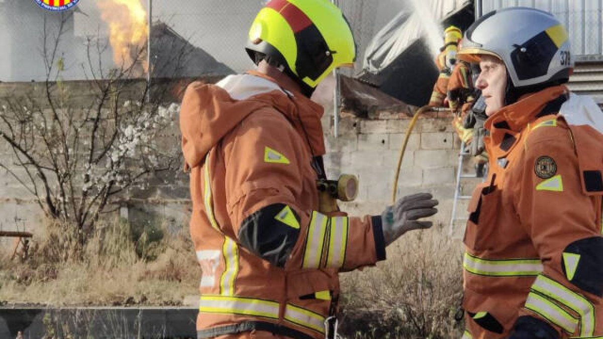 Declarado un incendio industrial en una empresa de aerosoles en Náquera