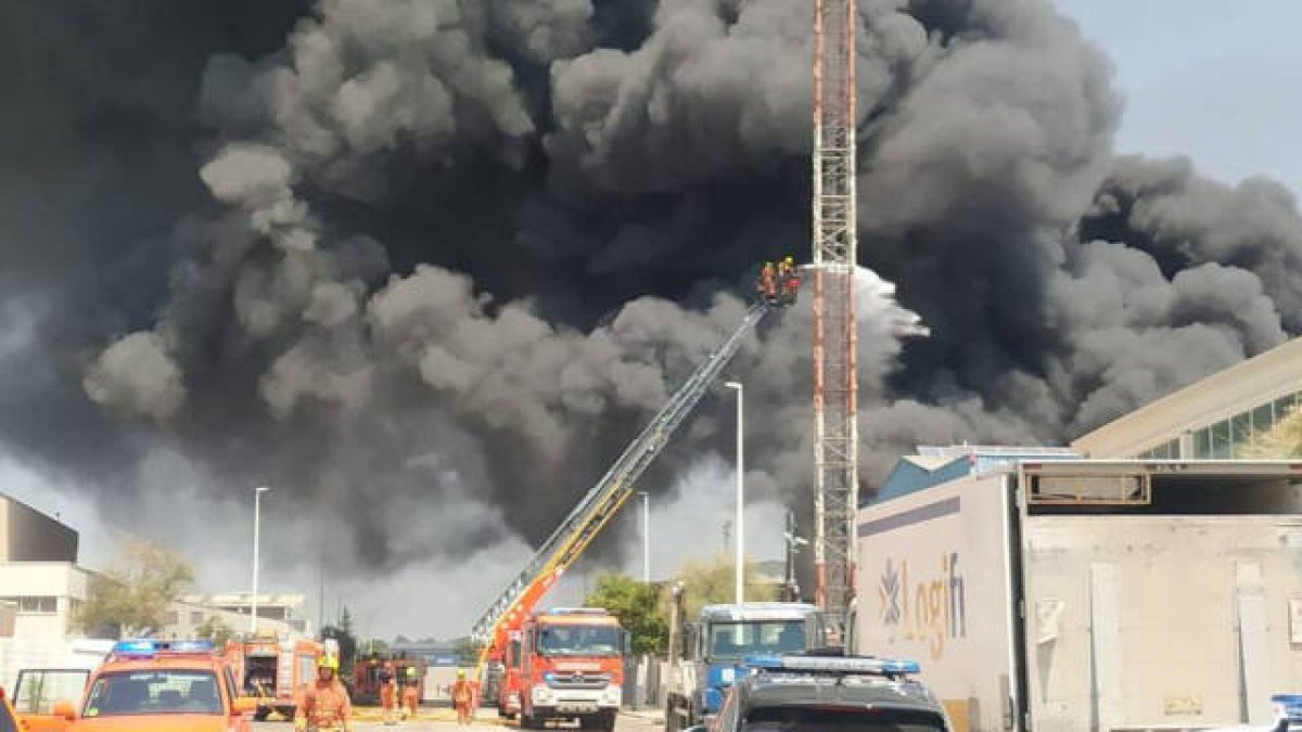 Heroica actuación acaba con tres bomberos intoxicados en Riba-Roja
