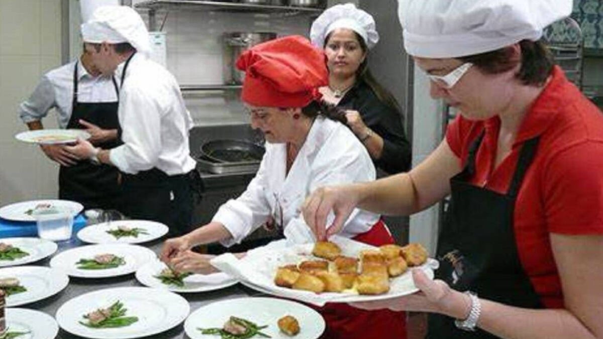 La Cámara y AGS impulsan formación para jóvenes 'pinches' de cocina y repostería