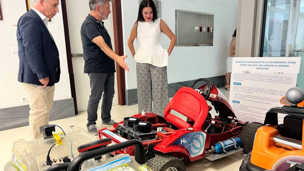 La consellera reclama a los empresarios de juguetes “alternativas al plástico”